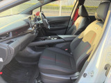 助手席から運転席まで見渡しやすい室内で、前方の視界も開けています。シートは落ち着いた色合いに赤い差し色を合わせ、ゆったり座って移動時間を過ごせる雰囲気です。