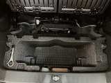 荷室下部にも大型の物入れがございます!!