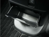 ◆センターロアボックス◆インパネ中央の下部には、ごみ箱としても使用する事ができるセンターロアボックスを装備しております。