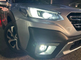 【LEDヘッドライト】悪天候や夜間走行時も良好な視界を確保し安心して運転できる高輝度LEDヘッドライトを装備!点灯速度が早く、消費電力も抑えられています。