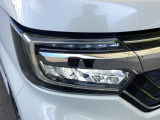 明るく白い光のLEDヘッドライトにより、夜間でも遠くまで見通しやすく、安全性が高まります。