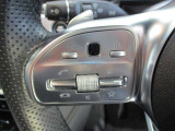 ハンドルスイッチ(左)は、運転中に手を離さずナビ画面を安全に操作できます。