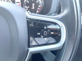 【ステアリングスイッチ】運転中、前方から目線をそらさずにオーディオ等の操作ができるよう、適切に配置されたスイッチ類。安心&快適なドライブを演出してくれる便利な機能です。