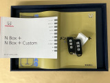 メンテナンスノート【点検整備記録簿・保証書】、取説も揃ってます。スマートキーはバッグなどにしまったままボタン操作でエンジン始動・停止やハイブリッドシステムの起動や停止ができて大変便利です