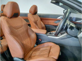 【コックピットシート】BMW車の主役席。車体中央にくる様に配置し車両重心とが一致する事でドライバーと車との一体感あるドライビングを実現。人間工学に基づき形成した形状が長時間のドライブ疲労も軽減します!