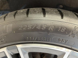 純正18インチアルミホイール。フロントは225/45R18