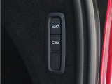 オートレベライザーは走行中に車両のサスペンションと衝撃吸収特性を自動的に制御して、快適性と機能性を最適な状態に保ちます。荷積みや乗り降りをしやすくするために、手動で車高を調節することもできます。