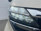 【LEDヘッドライト】悪天候や夜間走行時も良好な視界を確保し安心して運転できる高輝度LEDヘッドライトを装備!点灯速度が早く、消費電力も抑えられています。