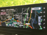 鮮明な地図表示で、目的地までの道順をスムーズに検索。渋滞情報もリアルタイムで確認できるので、効率の良いルートを選択できます。
