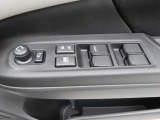 運転席のパワーウインドースイッチ部です。よく触れる場所だからこそ、使用状態があらわれますよね。ぜひこうした所もチェックしてください。