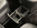便利なカップホルダーを装備しています。缶ジュースを開けて運転していると振動で倒れないかヒヤヒヤ、意外と置き場に困るもの。 意外に重要な装備ですね。