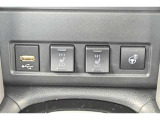 【シートヒーター+ステアリングヒーター】エアコンよりも早く身体を暖め、寒い日の運転を快適にサポートします。