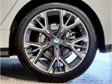 【BMWアロイホイル】軽量かつ強度に拘ったアロイホイル。走行性能ポテンシャルを引き出す設計。車の足元を引き締めてくれる大きなポイントはアロイホイルです。