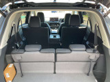 バックドアは大きく開きます。定員乗車時でも十分広いラゲッジスペースを確保しています