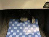 【ペダル類】操作性を考慮したペダル配置となっております。