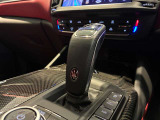 トライデントを配したシフトレバーが、運転席の手元を彩ります。赤い内装と中央の操作系に囲まれ、出発前からドライブの気分を高めます。発進や後退、駐車時の操作方法は現車を使い、スタッフがご案内いたします。