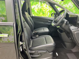 前席はゆったりとした座面とヘッドレストで、落ち着いて過ごせる空間。運転席から前方を見渡しやすく、足元にも余裕があり、乗り降りもスムーズです。