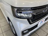【LEDヘッドライト】悪天候や夜間走行時も良好な視界を確保し安心して運転できる高輝度LEDヘッドライトを装備!点灯速度が早く、消費電力も抑えられています。