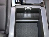 コンソールボックス内に充電用USB端子が付いています。