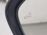 隣車線を走る車両をレーダーで検知し、ドアミラーでは確認しにくい後側方エリアに存在する車両に加え、急接近してくる車両も検知します。車両を検知するとドアミラーに搭載されたLEDインジケーターが点灯します。