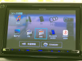 画面には地デジやFM・AM、USB、Bluetoothなど複数の音源メニューが並び、目的に合わせて選びやすい表示です。タッチ画面上で項目を確認でき、日常の移動中も使いやすい装備です。