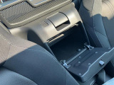 シートの間に小物入れがあります。車検証入れが丁度入るスペースです。鍵でロックできます。