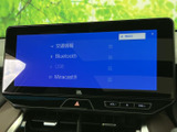 交通情報やBluetooth、USBなどのメニューが並び、使いたい項目を画面で確認しやすい構成です。日々の移動に合わせて、各種機能を選んで活用いただけます。