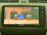 テレビ番組を画面で楽しめる装備を備えています。停車中の休憩時間や待ち時間に映像を視聴でき、車内で過ごすひとときの楽しみが広がります。視聴は停車時にご利用ください。
