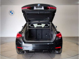 BMWではスペアタイヤが非搭載となるため、スペースは拡大されており、収納スペースとして利用可能。トランクの下にも収納スペースがあり、意外と役に立つスペースでございます。