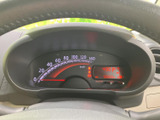 速度計と各種表示が運転席正面にまとまり、走行に必要な情報をひと目で確認しやすい配置です。表示が見やすく、運転中も視線の移動を抑えて情報を確かめられます。