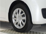 ◆純正ホイール装着車◆シンプルなデザインのホイールキャップ付きです。