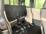 【チップアップシート】座面を跳ね上げて高さのある荷物も積載でき、日常からレジャーまで対応できます。