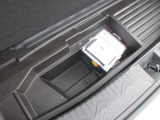 洗車道具などの小物の収納に便利なサブトランク