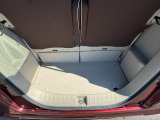 4人乗車で十分なトランクスペースを確保しています。