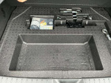 トランクフロア下には、サブトランクと車載工具類が収納されています。