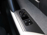 運転席の窓操作部分です。スイッチでミラーや窓の開閉が電動で行えます。