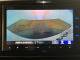 【バックカメラ】運転が苦手な方も車庫入れラクラクです!ギアをリバースに入れれば自動的に切り換わりますので、面倒な操作は不要です♪狭い駐車場もお車を傷つけず安心ですね!