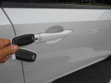 スマートキーなので、わざわざリモコンを取り出したりカギを差し込まなくても手ぶらでドアロックの解錠施錠が出来ます。