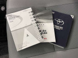 メンテナンスノート、取扱説明書ですね。 車の情報が凝縮されています。 車の整備記録が記載されている大事な物ですよ。