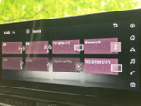 お好みの音楽をクリアな音質で楽しめます。多様な接続方法に対応しているので、様々なデバイスと連携できます。快適な車内空間を演出します。