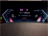【メーターパネル】最も重要なスピード・メーターとタコ・メーターとを共に同じ位置に最大限の大きさで配置。ドライビング中のドライバーの視線を可能な限り逸らす事無く安心安全なドライビングをしてもらう拘りです