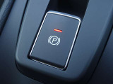 【電動パーキングブレーキスイッチ】オートホールドをONにすると、ブレーキを踏んで停車したときにペダルから足を離しても停車状態を維持!オートホールドをOFFにすることで手動解除のサイドブレーキに!