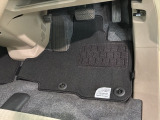 新品の純正フロアマット付きです。ドライブの際に気分良く乗って頂けます。