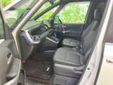 運転席まわりは視界が広く、前方や左右の様子を確認しやすい配置です。シートは身体を預けやすい形状で、足元にもゆとりがあり、毎日の運転を落ち着いて始められます。