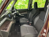 前席まわりは視界が開け、運転席と助手席のシートもゆったりとした配置です。落ち着いた色調でまとめられ、乗り降りの際も足元を確認しやすい室内です。