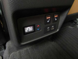 運転席と助手席に加え、後部座席にもシートヒーターを装備しています。冬場は必需品です!