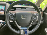 手元にオーディオなどのスイッチが配置され、運転姿勢を大きく変えずに各種操作を行えます。握りやすい形状で、毎日の運転中も手元の表示を確認しながら使いやすい設計です。