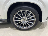 雨天でもゆっくりとお車をご覧いただけます。
