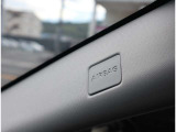 【カーテンエアバッグ】 車両側面に衝撃が加わった際に、音響センサーによって瞬時に展開、主に乗員の頭部を保護します。 ※非装着車と比べ、頭部への衝撃を約10分の1に軽減できます。