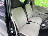 明るい色合いのシートが運転席と助手席に並び、車内をすっきりとした印象にまとめています。前席からの視界が広く、乗り降りもしやすい開口部で、日々の移動にも使いやすい空間です。